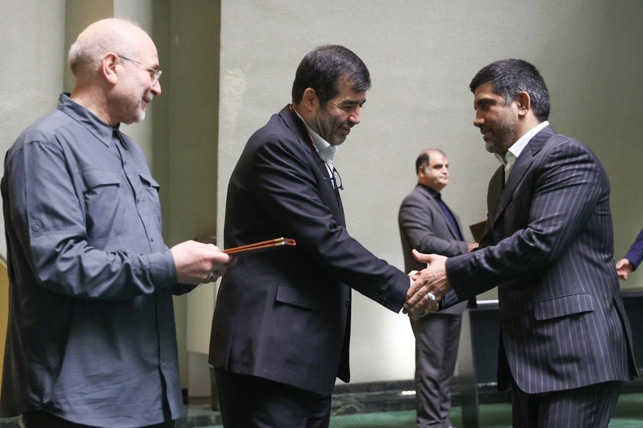 هدیه علیرضا دبیر و کشتیگیران به قالیباف چه بود؟ +تصاویر