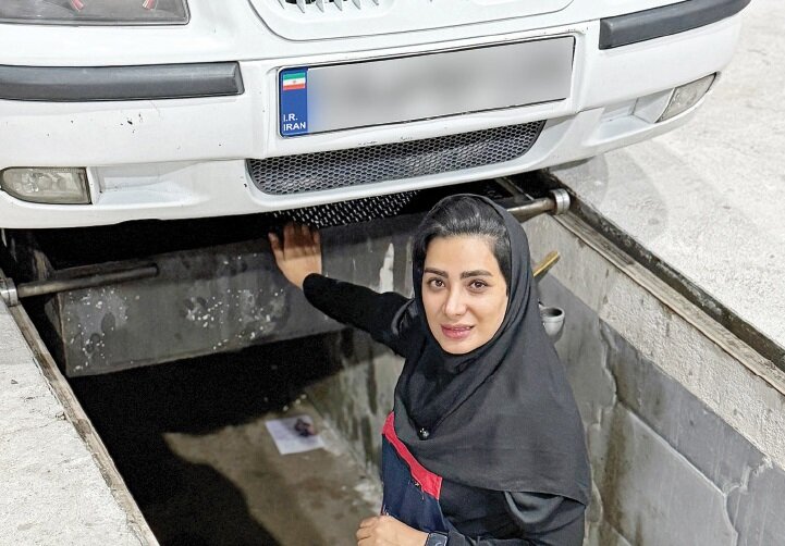 این خانم تنها بانوی آپاراتی و تعویض روغنی کشور است! +عکس