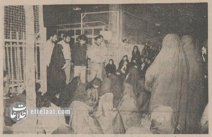 ۴۰۰ دختر دانشجو شب در پیاده رو خوابیدند! +عکس و گزارش