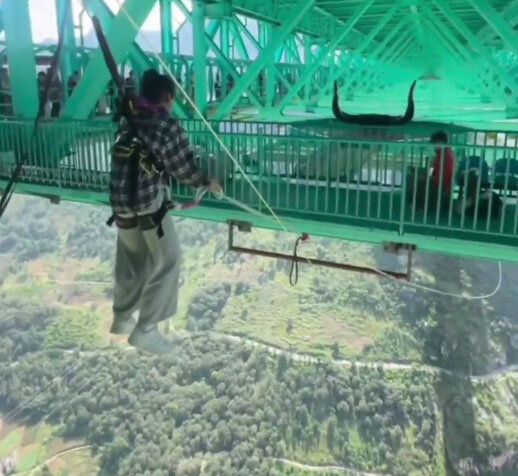 بانجی جامپینگ را از بلندترین پل جهان را ببینید! +ویدیو