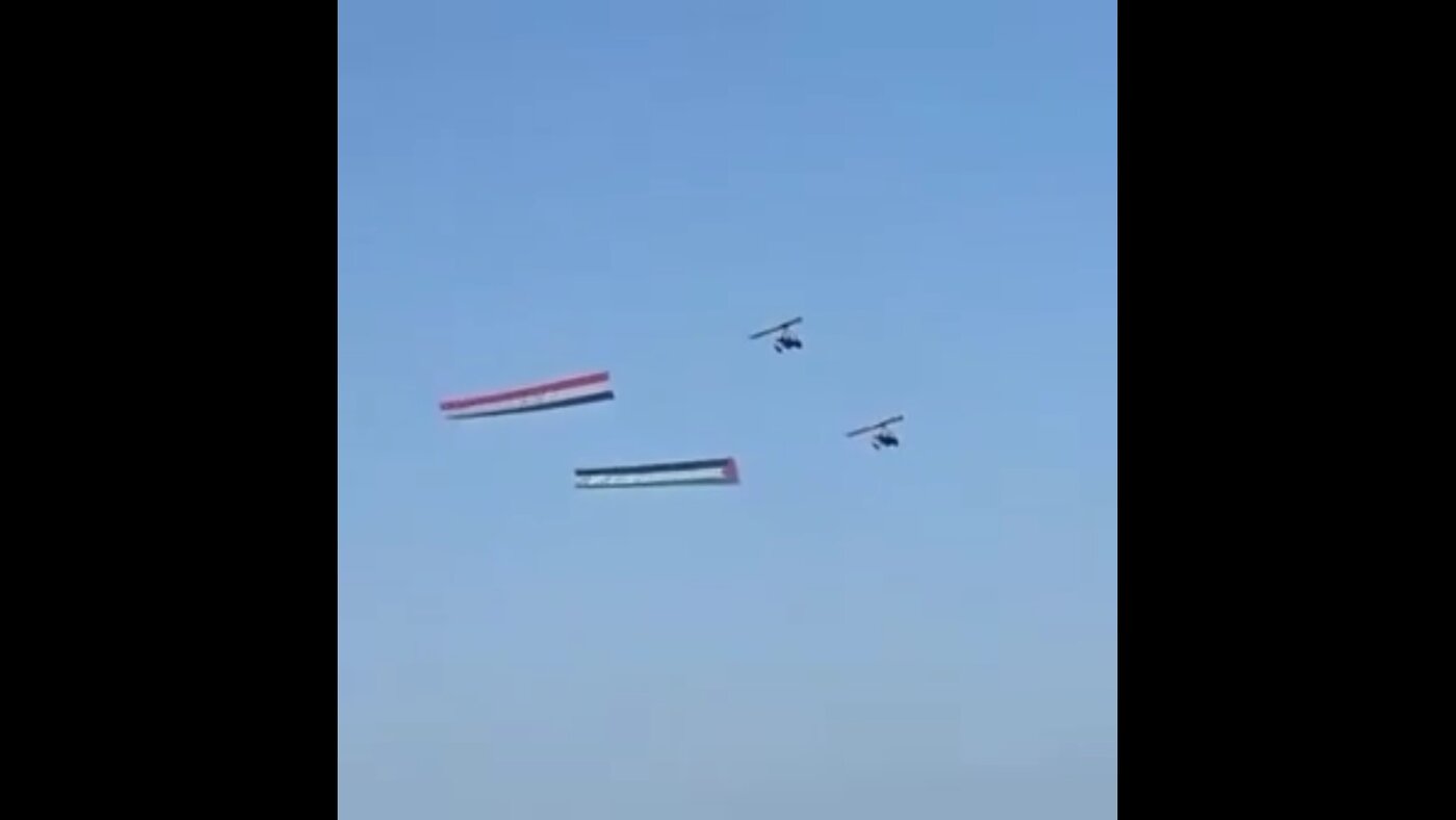 پرواز پرچم‌های بزرگ فلسطین و مصر بر فراز شرم‌الشیخ +ویدیو