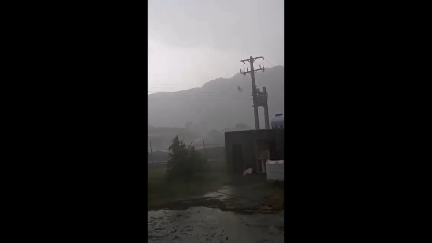 طوفان تندری و بارش سیل‌آسای باران در هرمزگان مردم را شوکه کرد +ویدیو