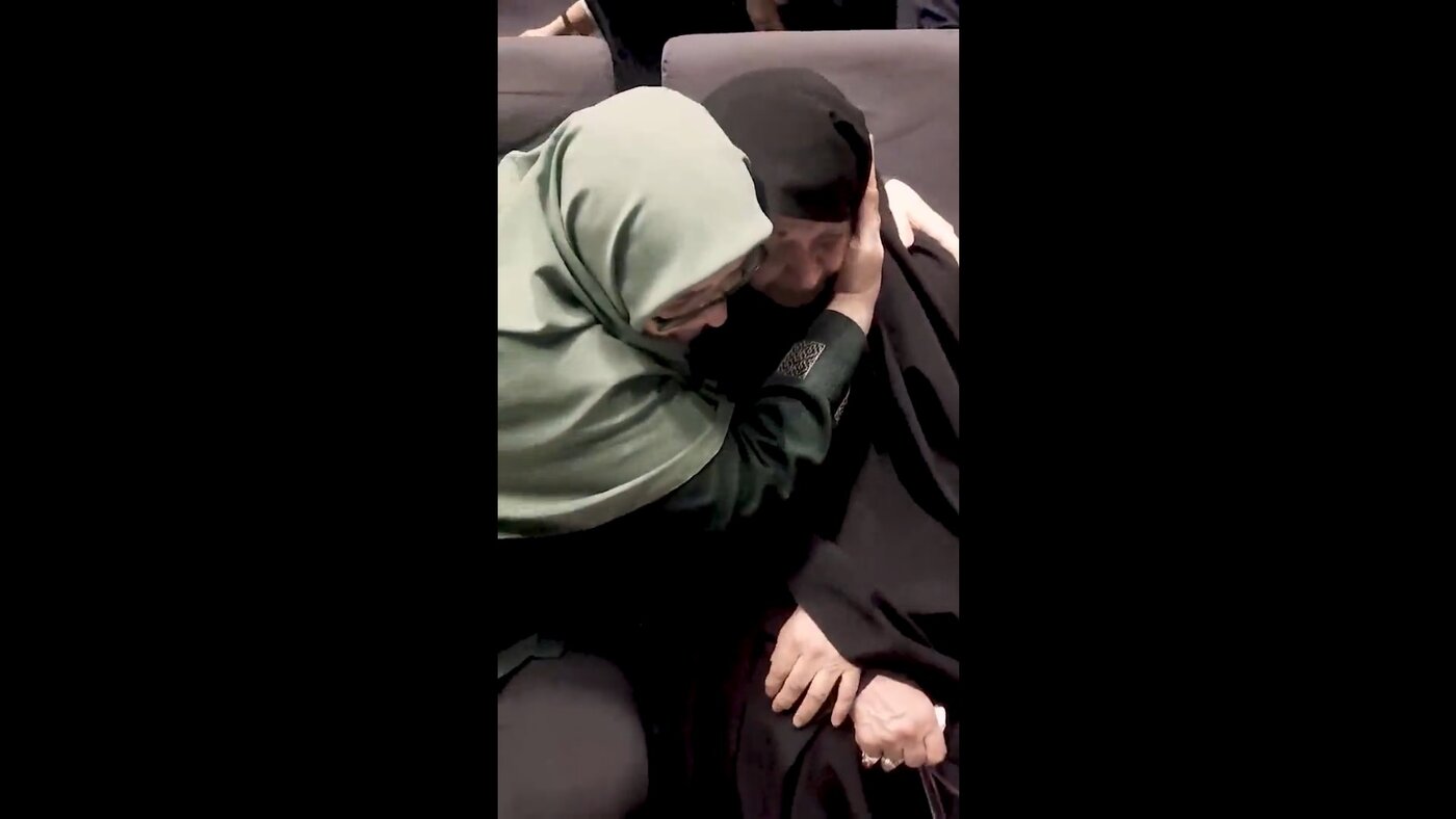 گریه بی‌امان خانم سخنگو در آغوش مادر شهیدان زین‌الدین +ویدیو