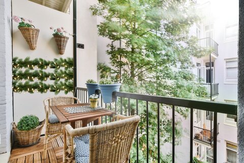 ترفندهای ساده برای طراحی بالکن کوچک با دکوراسیون خلاقانه و ارزان