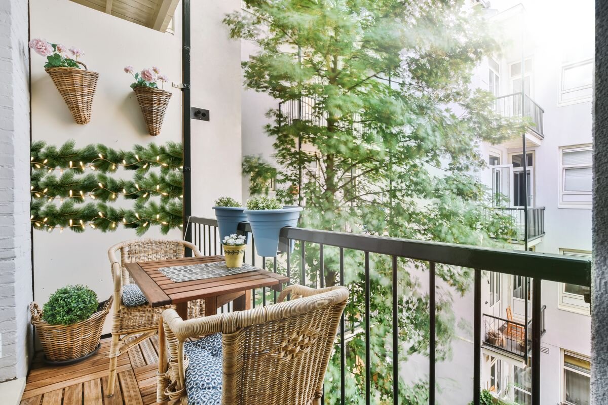 ترفندهای ساده برای طراحی بالکن کوچک با دکوراسیون خلاقانه و ارزان