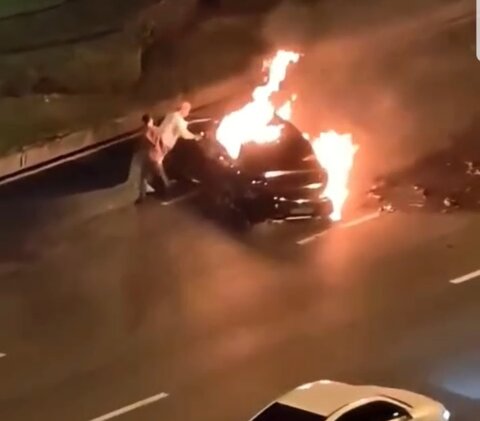 خودروی برقی لوکس در خیابان آتش گرفت و راننده را کشت! +ویدیو