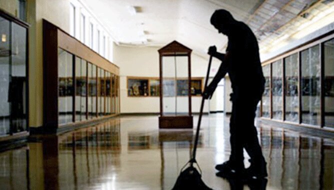 شغل دوم معلمان و پرستاران: نظافتچی! +من و همسرم ۵شغل داریم اما بازهم...