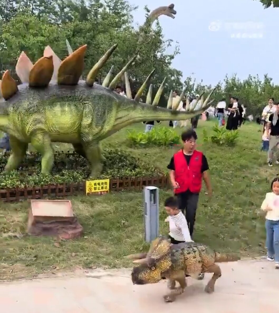 سگ‌های رباتیک با شکل و شمایل دایناسور به میان مردم می‌روند +ویدیو