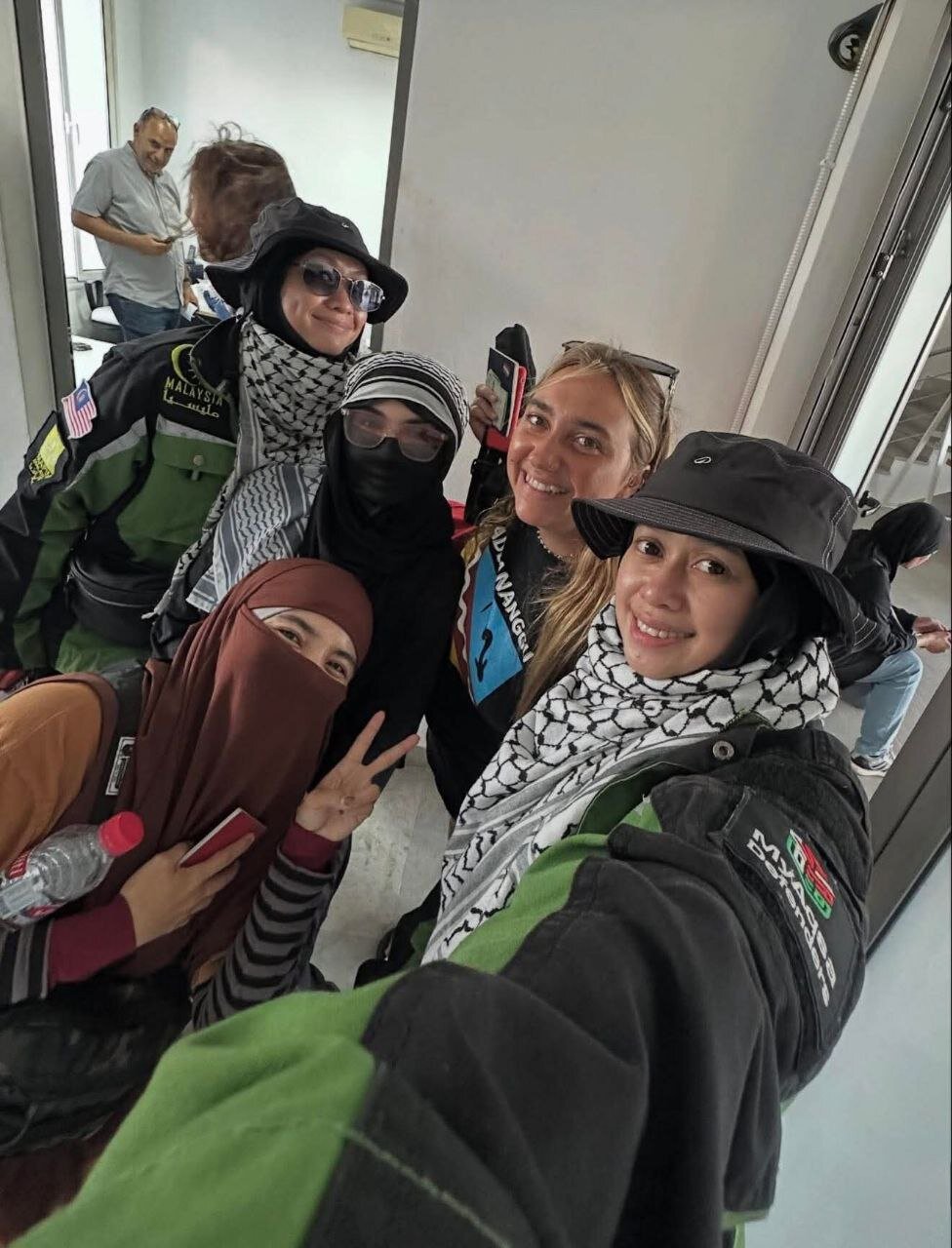 با حجاب و بیحجاب برای غزه قیام میکنند