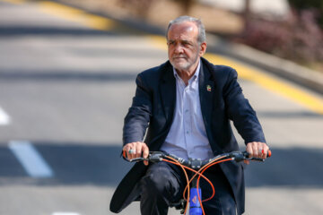 رئیس‌جمهور پا به رکاب شد/ آمادگی جسمانی پزشکیان را ببینید