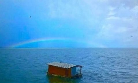 رستوران معروف وسط دریا پیدا شد +ویدیو