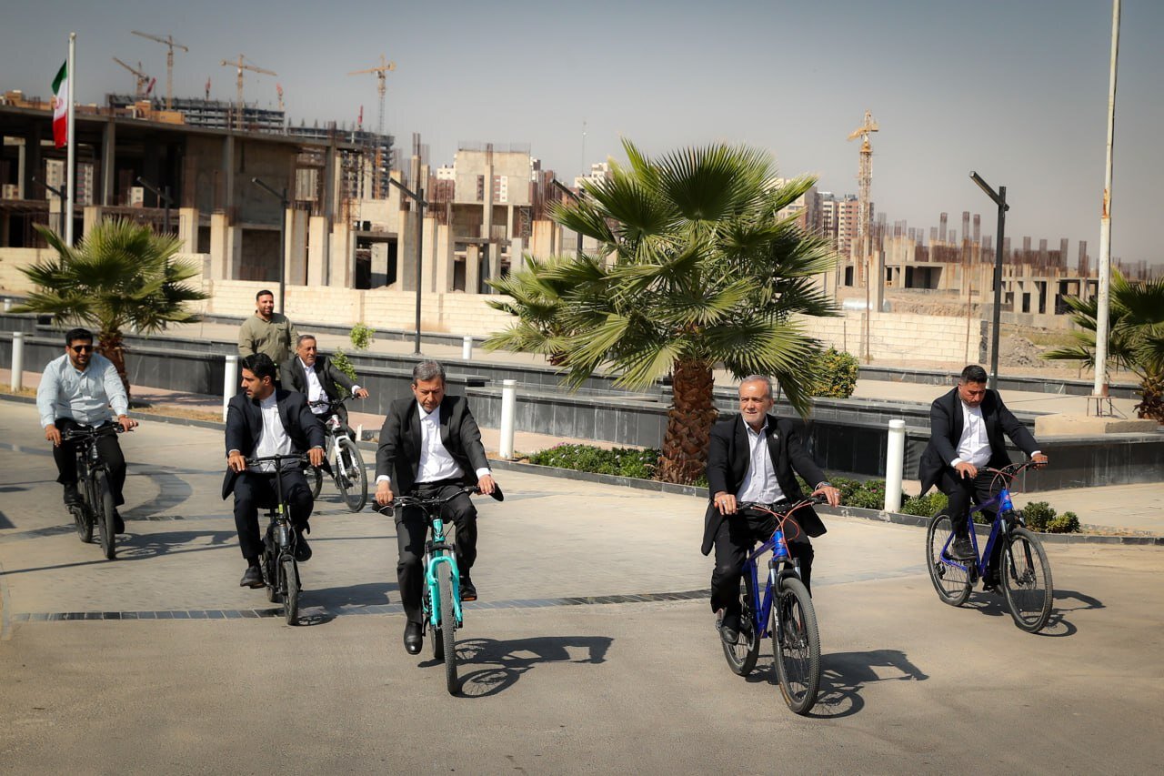 پزشکیان و همراهانش دوچرخه مفت پیدا کردند!