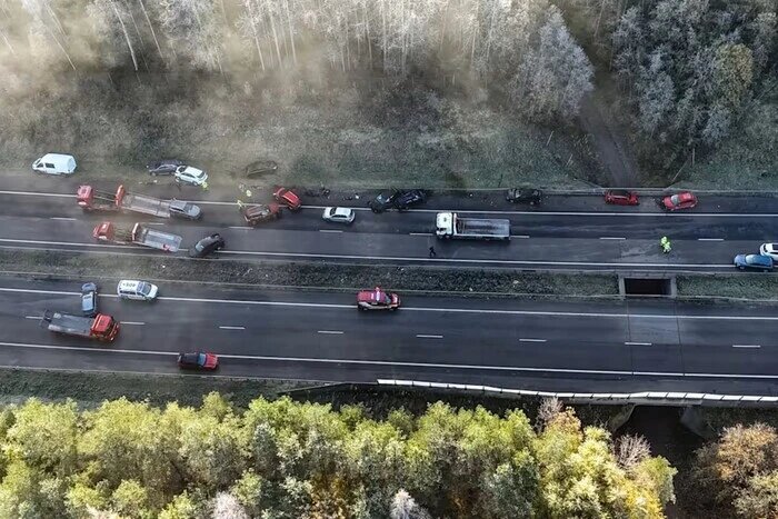 برخورد ۴۰ خودرو در جاده یخی و مه آلود +ویدیو