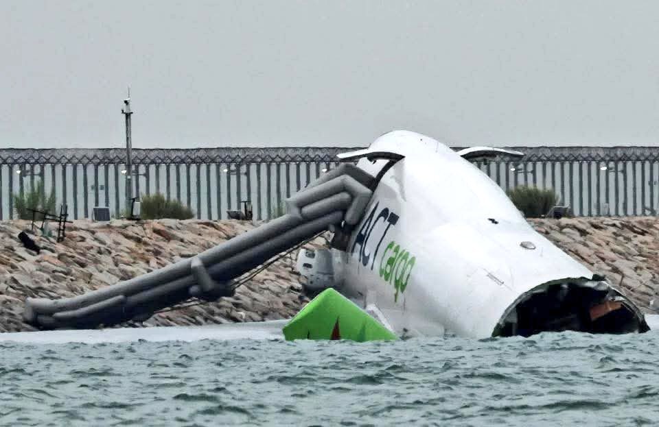 فاجعه در هنگ‌کنگ: سقوط هواپیمای باری به دریا +ویدیو