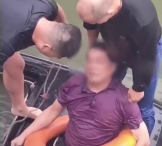 لحظه نجات مرد غرق شده با ماشین در رودخانه را ببینید!