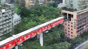 ویدیو| مونوریل چینی از داخل ساختمان عبور می‌کند