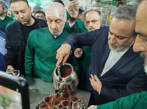 عراقچی از زائران حرم مطهر رضوی با چای پذیرایی کرد +عکس