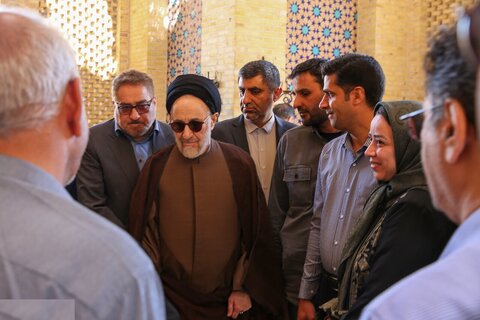 ویدیویی از حضور محمد خاتمی در گلزار شهدای اردکان منتشر شد