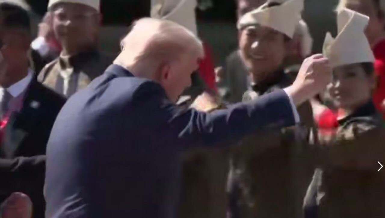 رقص ترامپ هنگام ورود به مالزی را ببینید
