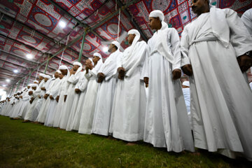 تصاویر| مصری‌های با لباس خاص برای سوارکاری صف کشیدند