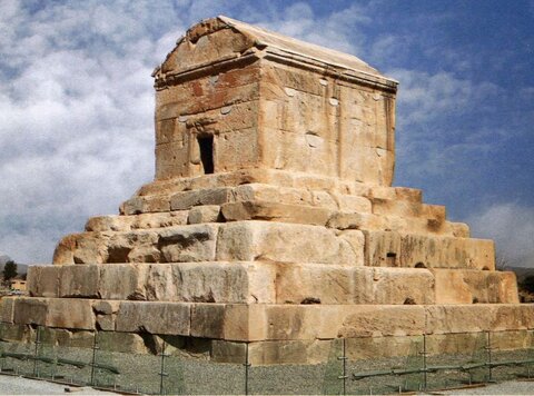 چرا به نام کوروش حساسیت دارید؟