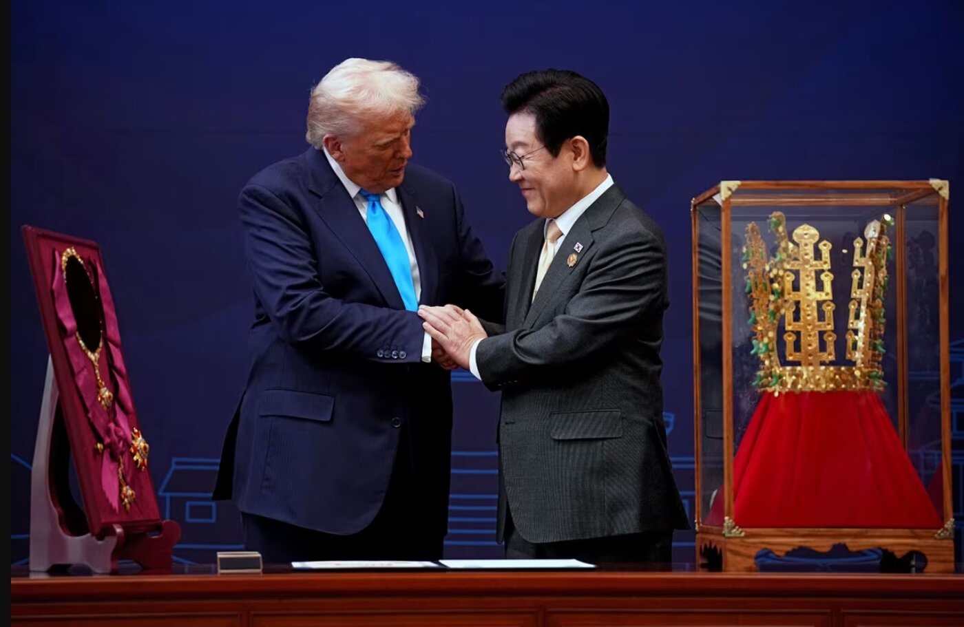 کره جنوبی به ترامپ تاج پادشاهی داد +عکس