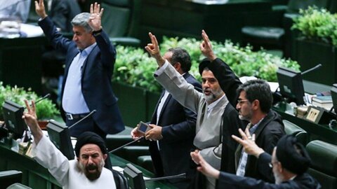 بلای خانمان‌سوزی به نام «تندروها»/ حتی احمدی‌نژاد را هم تحت فشار می‌گذاشتند