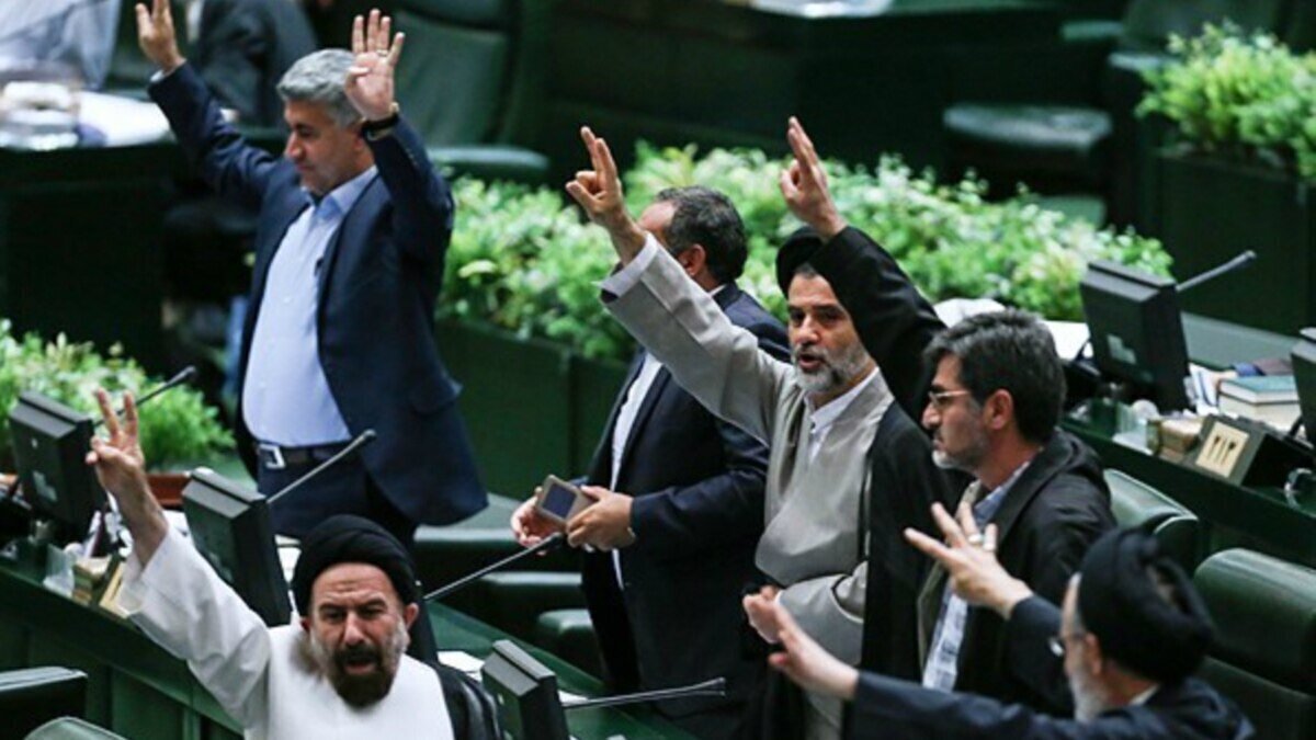 بلای خانمان‌سوزی به نام «تندروها»/ حتی احمدی‌نژاد را هم تحت فشار می‌گذاشتند