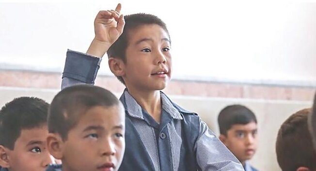 ۴۰ روز از سال تحصیلی گذشت، افغان‌ها پشت در مدرسه‌ها مانده‌اند!