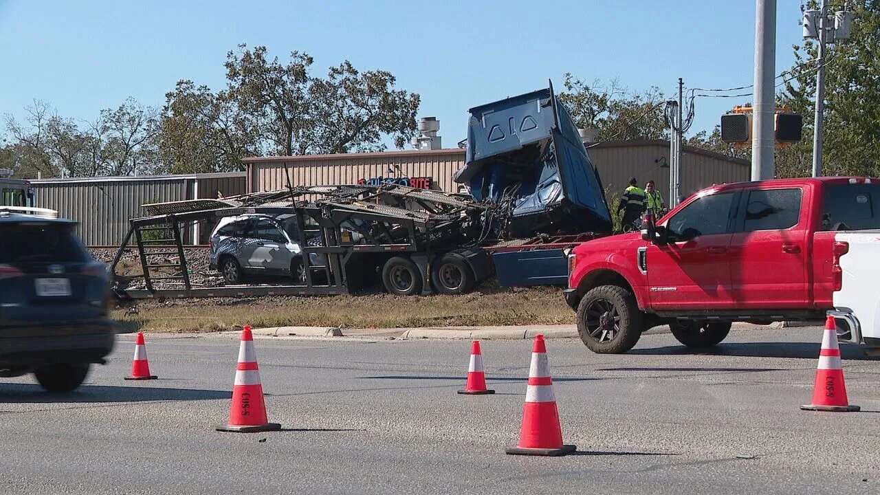 «قطار» تریلی حامل خودروهای صفر را نصف کرد! +ویدیو