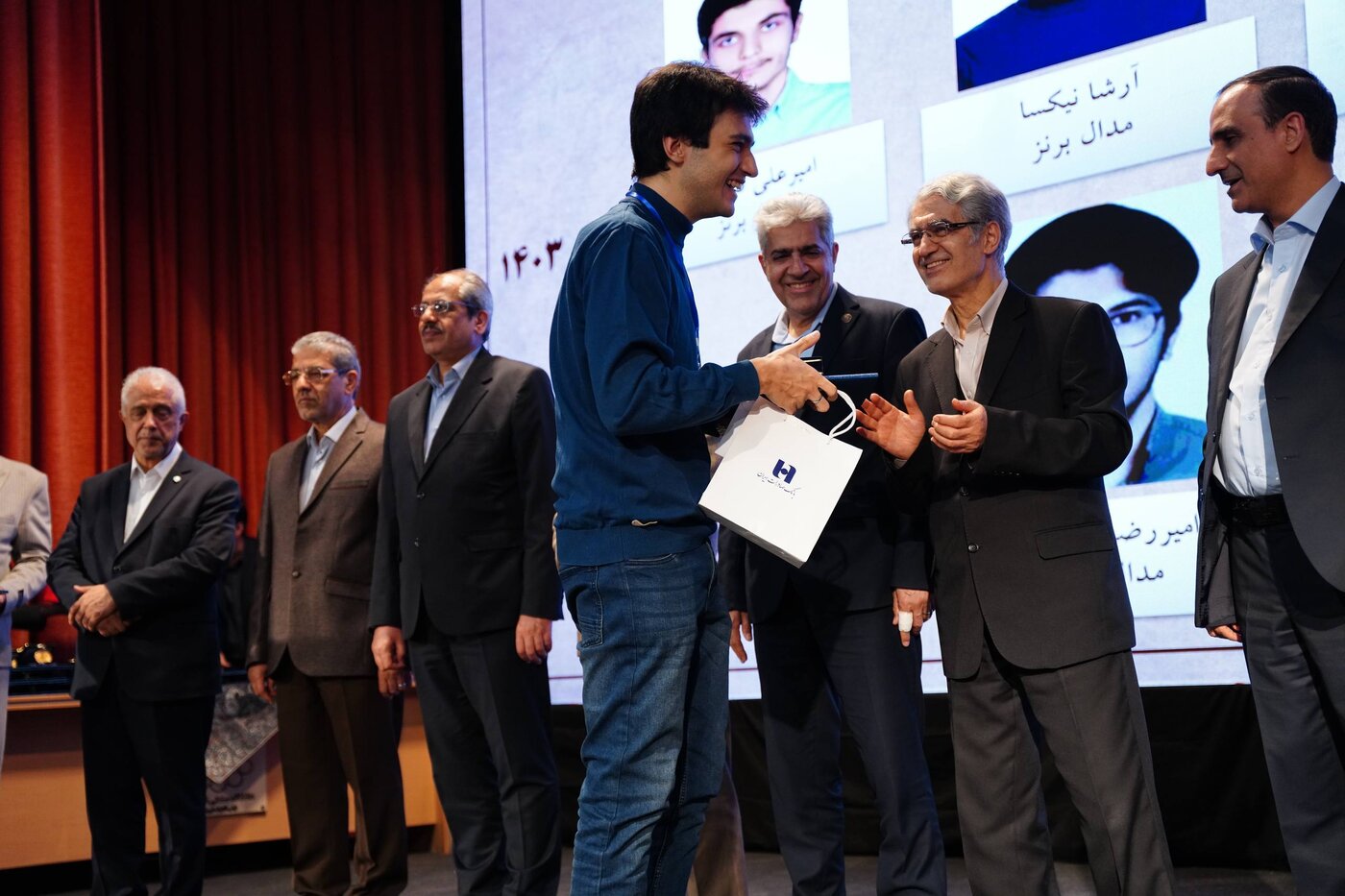 تجلیل بانک صادرات ایران از ۶۷ دانشجوی نخبه المپیادی کشور