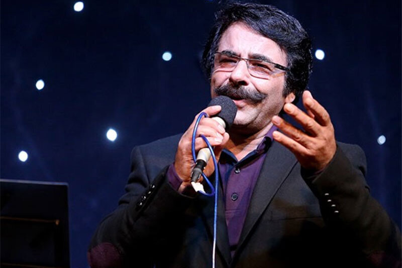 ویدیوی آوازخوانی علیرضا افتخاری بر مزار مادرش را ببینید