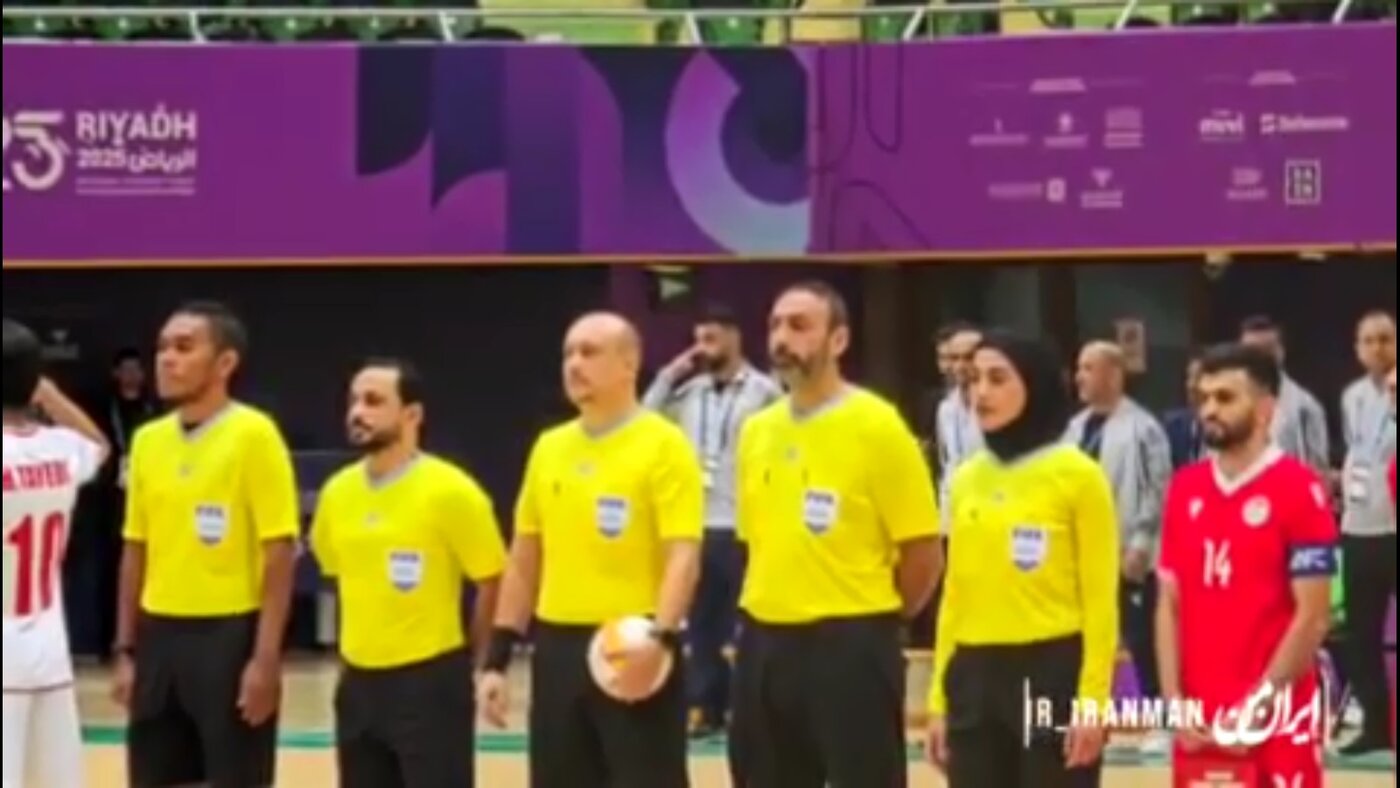 Igralci futsal reprezentance salutirali med državno himno pred tekmo s Tadžikistanom