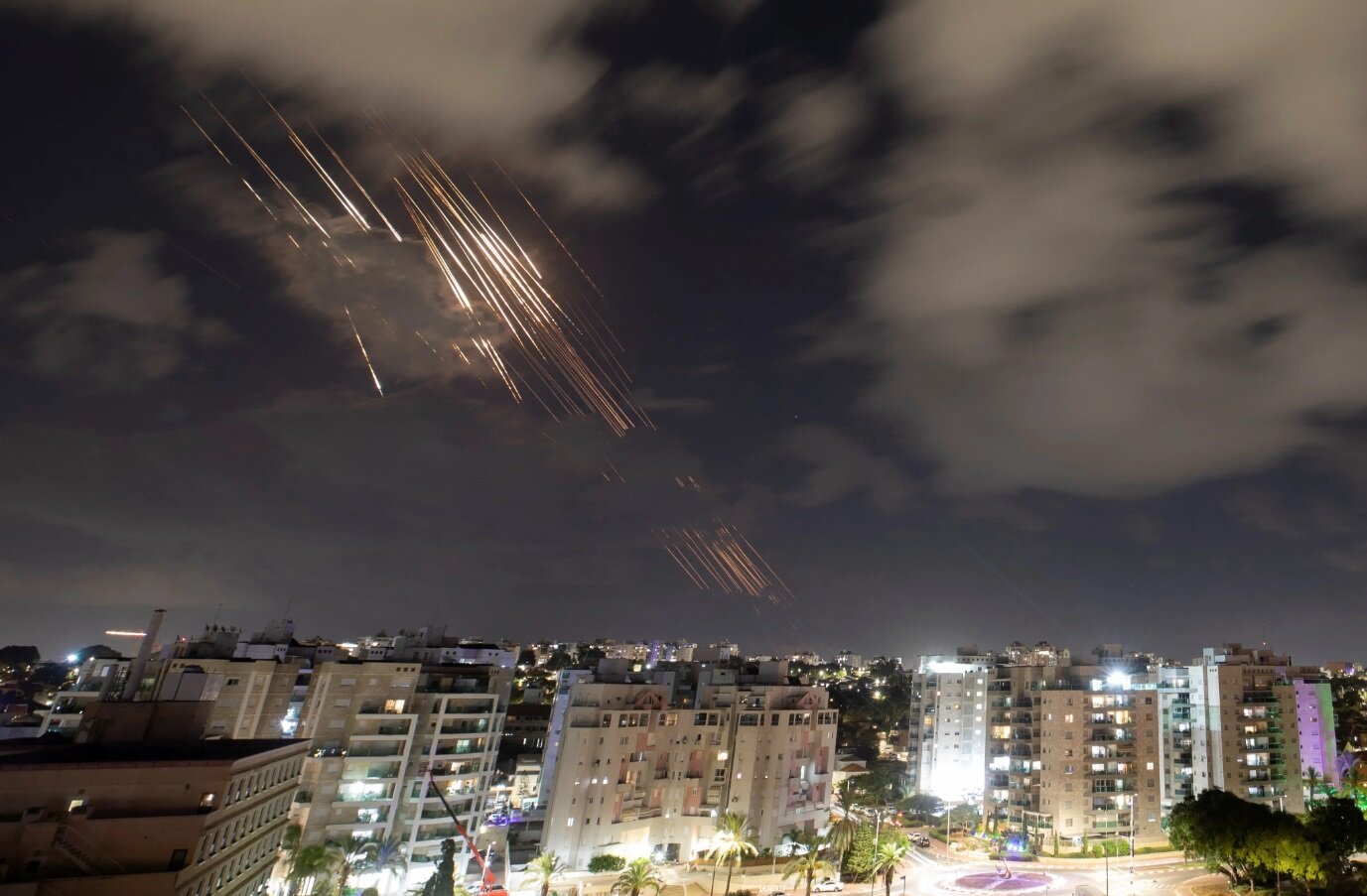 نیویورک‌تایمز: جنگ ایران و اسرائیل حتمی است و ۲۰۰۰ موشک همزمان شلیک می‌شود