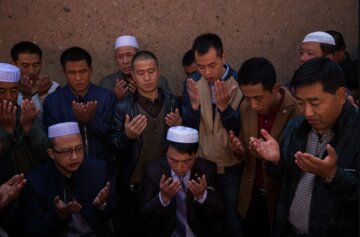 این چینی‌ها نماز را به فارسی می‌خوانند! +عکس