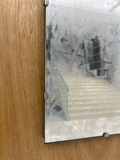 سرایدار آماتور اثر هنری را اشتباهی شست و نابود کرد! +عکس