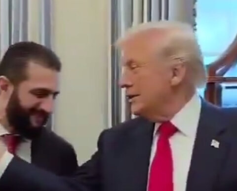 ترامپ به جولانی یک شیشه عطر هدیه داد +ویدیو