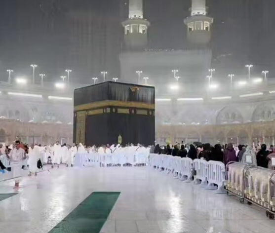 تصاویر چشم‌نواز از طواف کعبه زیر بارش باران را ببینید