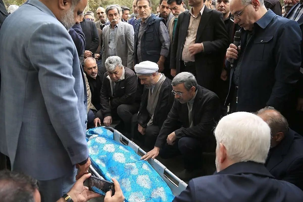 عکس محمود احمدی‌نژاد بالای سر پیکر خواهرش!