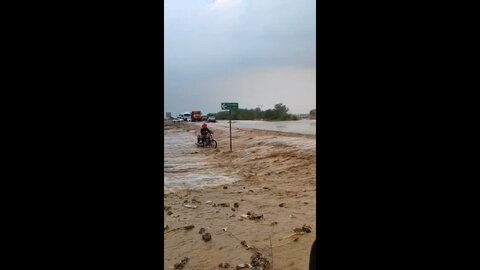 سیل در ایلام؛ ماشین‌ها در جاده گرفتار شدند +ویدیو