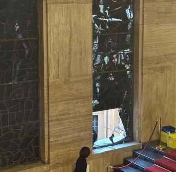 سیاستمدار ایتالیایی اثر هنری شیشهای را تخریب کرد! +ویدیو