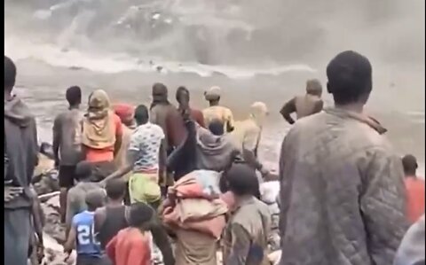 لحظه کشته‌شدن دلخراش ۸۰ نفر بخاطر زلزله! +ویدیو