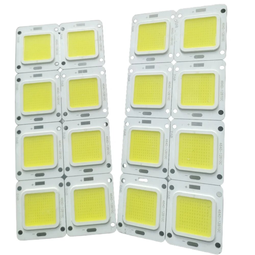 نمای نزدیک از آرایه چندتایی چیپ‌های COB LED مربعی روی بردهای سفید؛ نمونه‌ای از منبع نور مجزا در مقابل ماژول‌های یکپارچه.