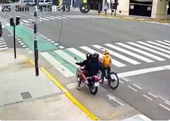 زن دوچرخه‌سوار موبایل‌قاپ موتوری را ادب کرد! +ویدیو