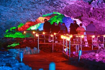 تصاویر| امپراطور آلمان در این غار رنگارنگ پنهان شد؟