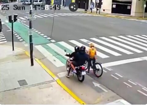 زن دوچرخه‌سوار موبایل‌قاپ موتوری را ادب کرد! +ویدیو