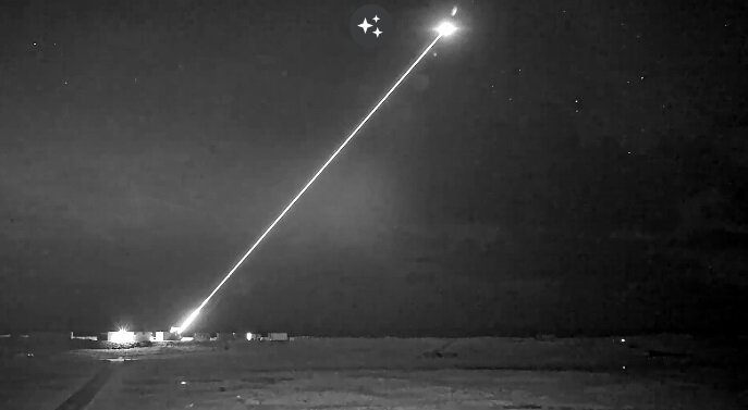 انگلیس از سلاح لیزری خود رونمایی کرد و پهپادی را در هوا زد! +ویدیو