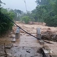 ویدیو| سیلاب مهیب پل معلق ویتنام را در چند ثانیه نابود کرد!