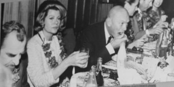 بازیگر مشهور هالیوود در تهران چلوکباب خورد و از اصفهان گز سوغاتی برد! +عکس‌