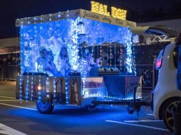 تصاویر| انگلیسی‌ها با ارابه‌های نورانی به خیابان‌ها می‌آیند